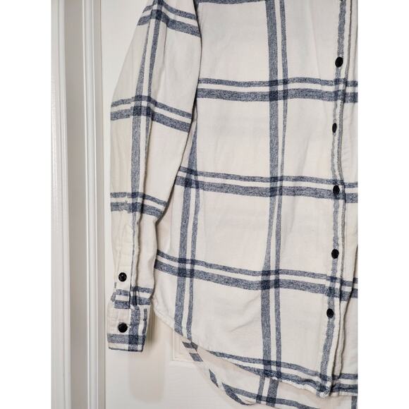 Universal Thread Women's Plaid Cream Button Down Shirt - Picture 11 of 12